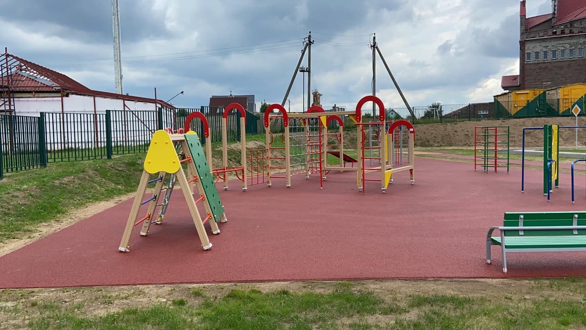 Устройство резинового покрытия на игровой площадке