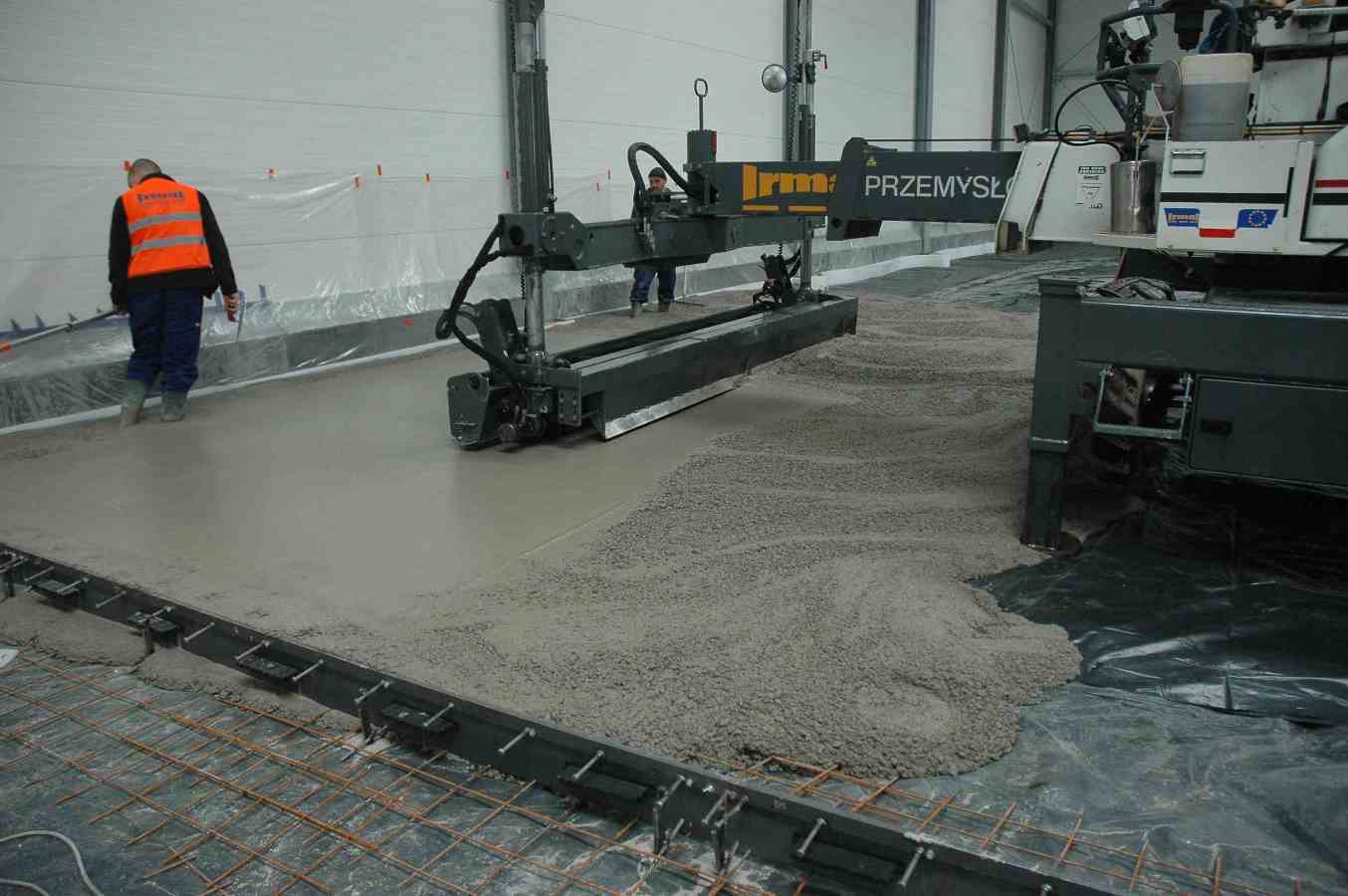 Механизированная укладка бетонной плиты