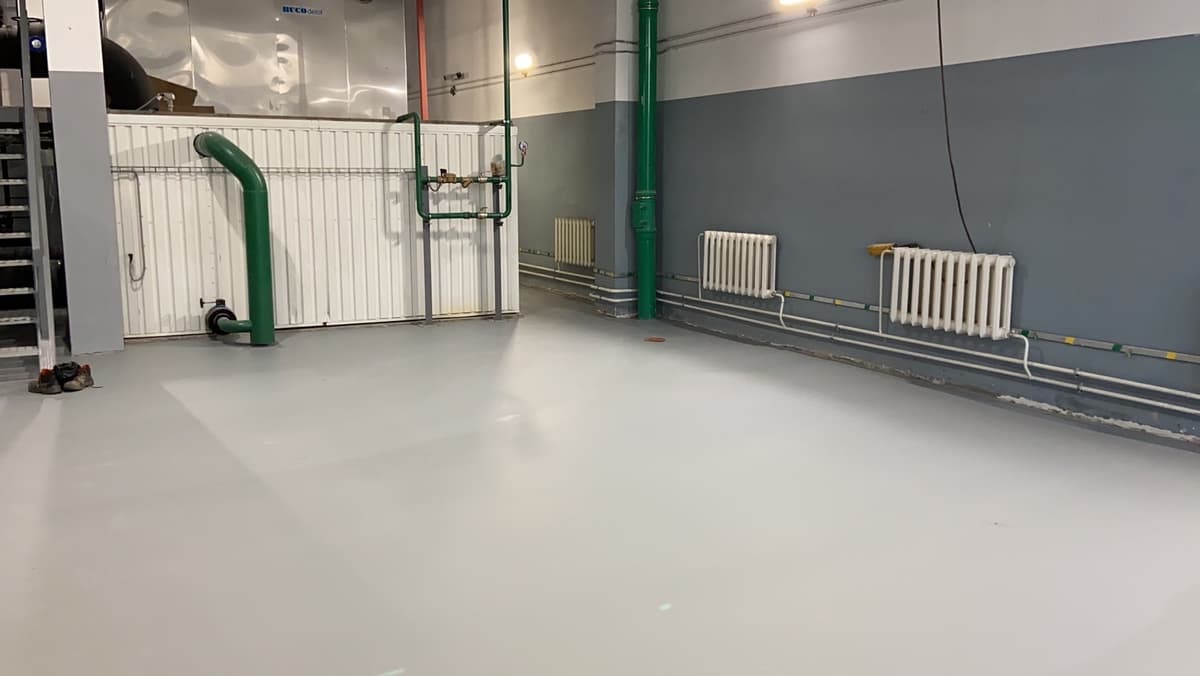 Устройство полимерного покрытия в инженерном помещении
